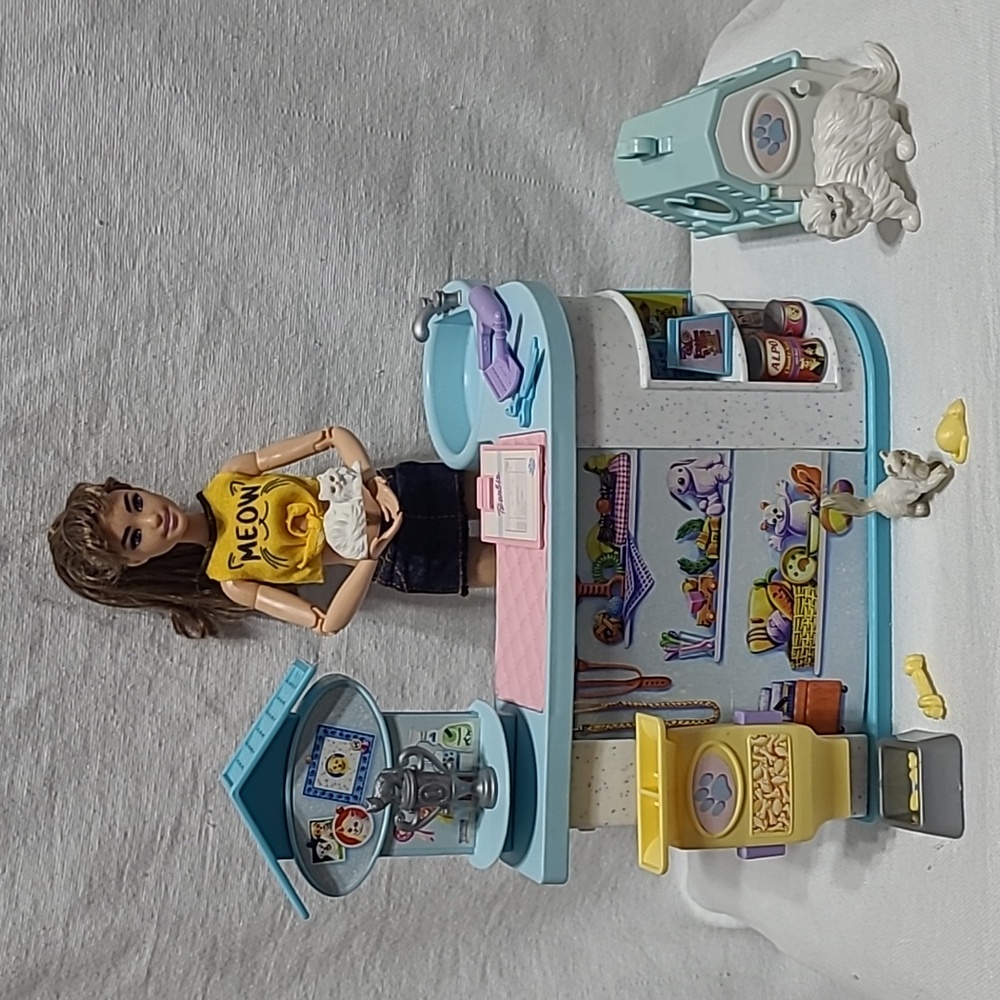 Barbie Doll Year 1998 Barbie Groom 'N Care Center Playset #67318